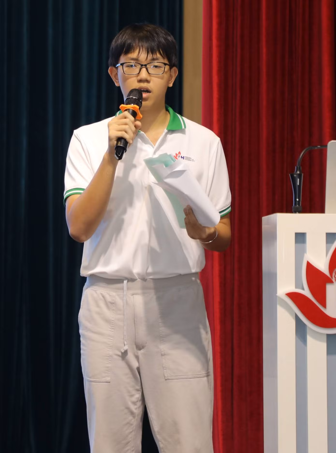 Trần Nguyên Chương (bên trái) là nhóm trưởng của nhóm dự án học sinh THPT.