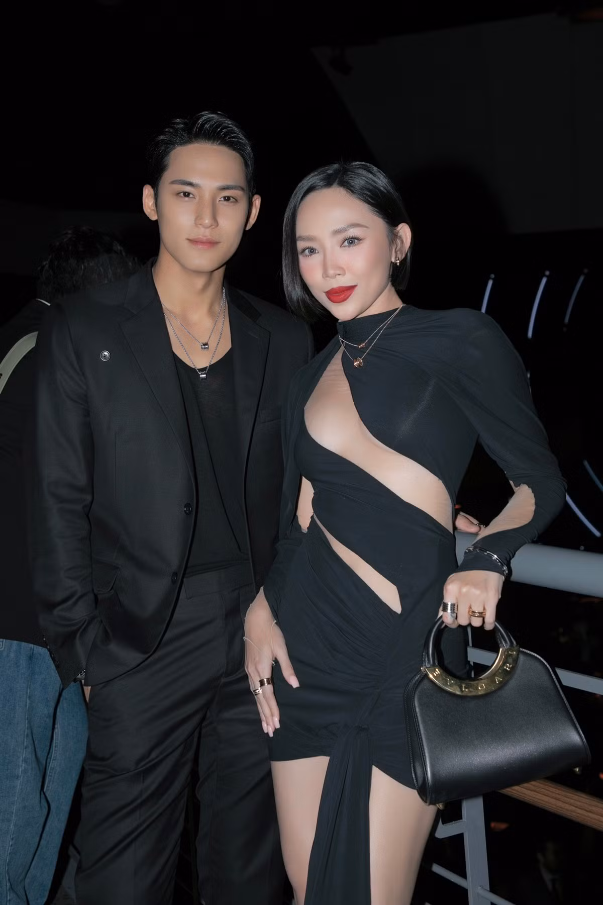 Khoảnh khắc Tóc Tiên chụp ảnh cùng "chồng quốc dân" Mingyu khiến nhiều người ao ước. Nữ ca sĩ chia sẻ thành viên nhóm Seventeen bất ngờ khi được cô xin chụp ảnh. "Khi tôi muốn chụp ảnh cùng, em ấy còn hỏi lại: Oh, do you know me (Chị cũng biết em nữa sao?). Tôi đã trả lời là người hâm mộ Việt Nam rất yêu mến em", Tóc Tiên kể.
