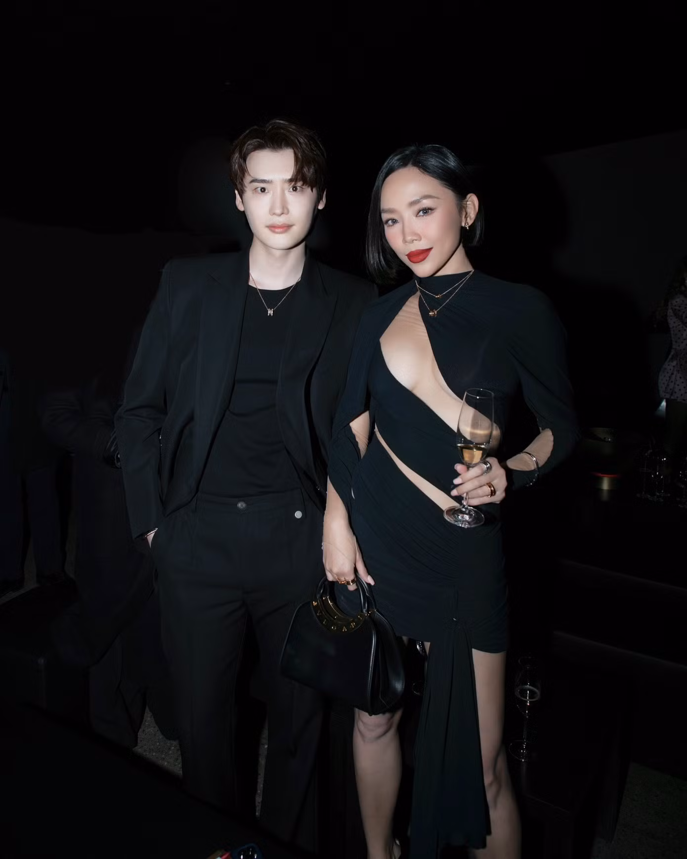 Khoảnh khắc Tóc Tiên chụp ảnh cùng tài tử Lee Jong Suk cũng nhận nhiều lượt tương tác. Nam diễn viên nổi tiếng toàn châu Á với những bộ phim truyền hình, có thể kể đến Khi nàng say giấc, Pinocchio, Đôi tai ngoại cảm...