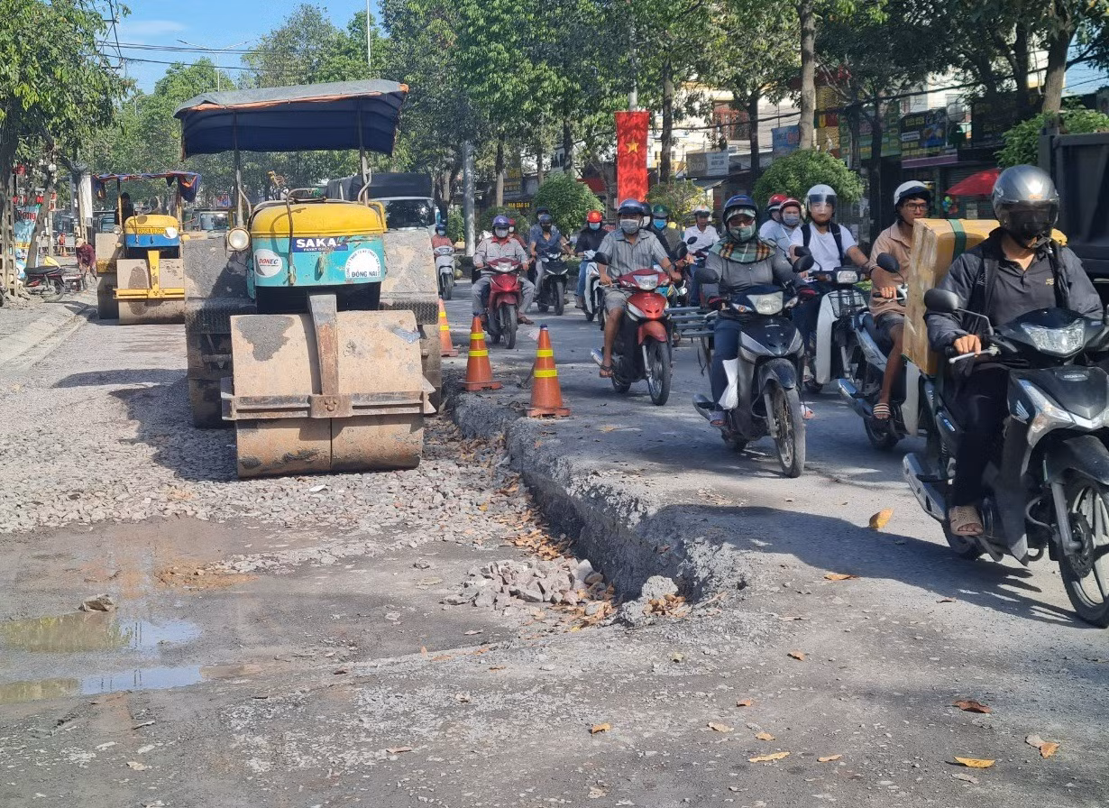 Công trình không hề có rào chắn để đảm bảo an toàn cho người tham gia giao thông.