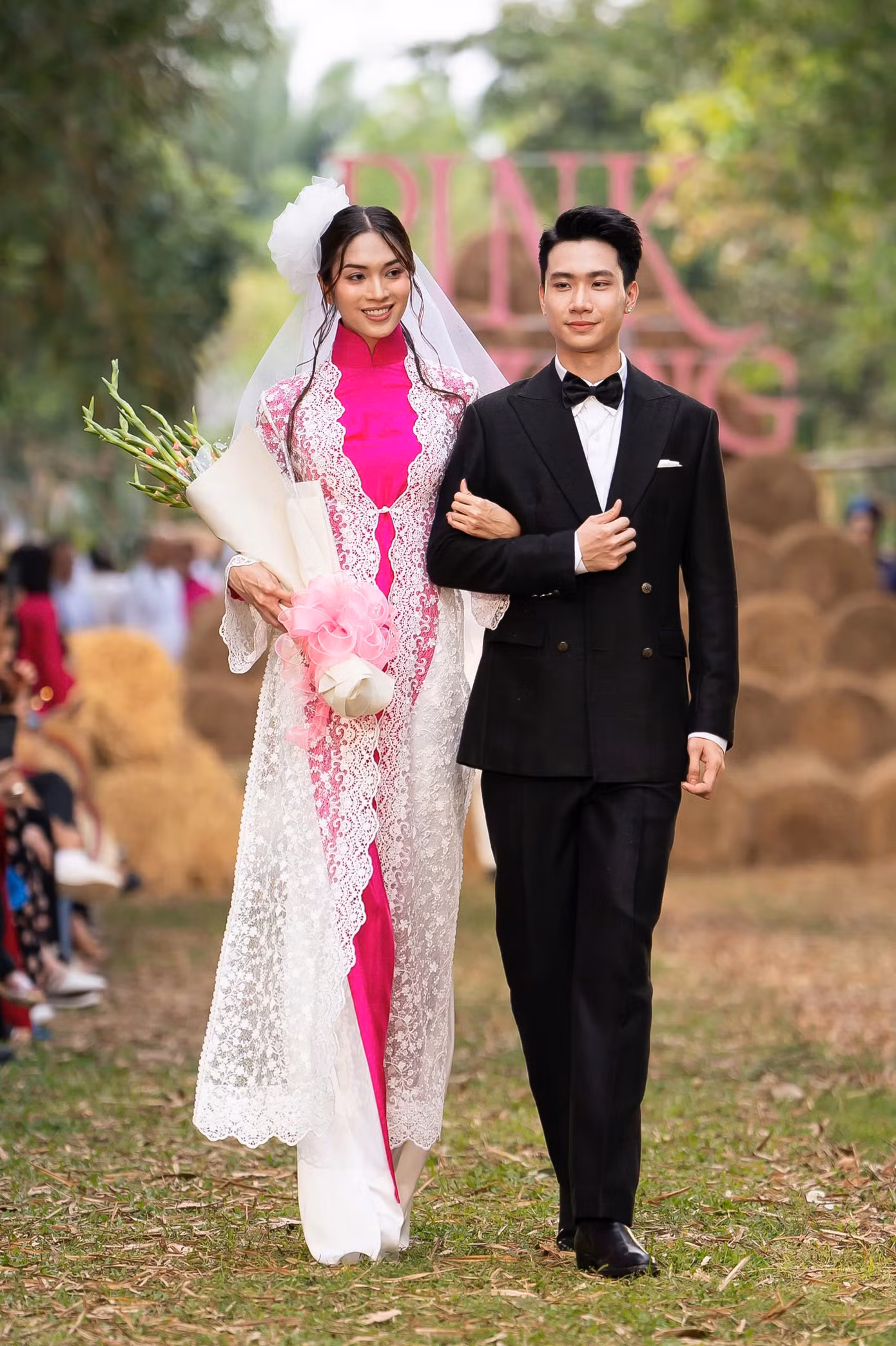 Sau loạt thiết kế cổ điển, nhà thiết kế mang đến trang phục cưới đậm phong cách thập niên 1960-1970. Sự du nhập của phương Tây khiến váy cưới của phụ nữ Việt Nam gợi cảm hơn với chi tiết thắt eo. Thiết kế ren, lúp trắng mang hơi thở phương Tây. Phần áo dài bên trong mang lại nét dịu dàng, đằm thắm cho người phụ nữ.