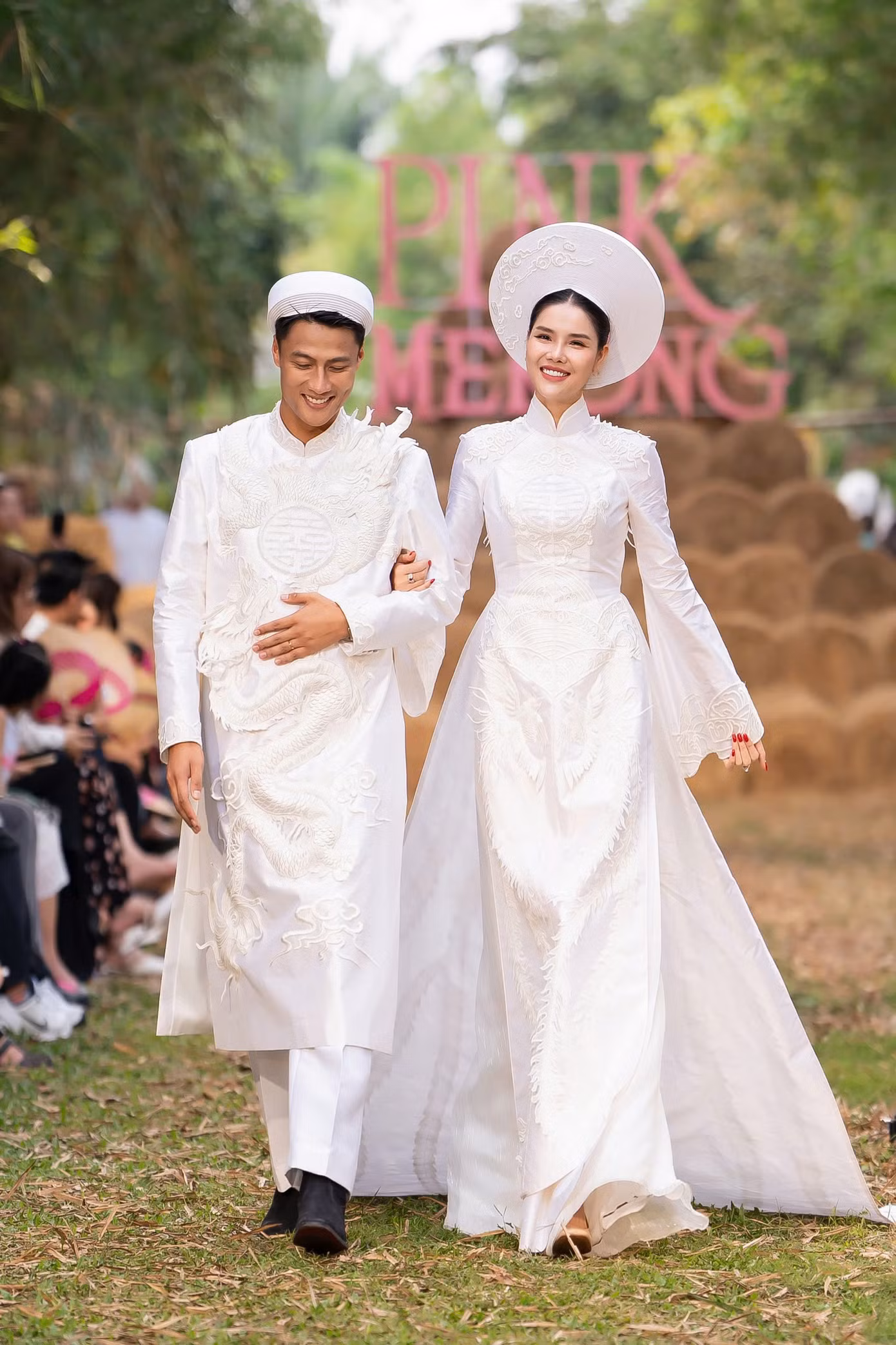 Khoảng hai năm trở lại đây, xu hướng retro, tìm về giá trị xưa được các cặp vợ chồng mới cưới ưa chuộng. Nguyễn Trường Duy đưa phong cách nam mặc áo dài khăn đóng, nữ diện áo dài, họa tiết trên áo cầu kỳ lên sàn diễn. "Bộ áo dài của vợ chồng Kỳ Hân - Mạc Hồng Quân sử dụng chất liệu tafta của Italy và được thêu tay trên nền organza, ráp nổi 3D. Thiết kế thể hiện rõ xu hướng của giới trẻ những năm qua", chủ nhân bộ sưu tập nói.