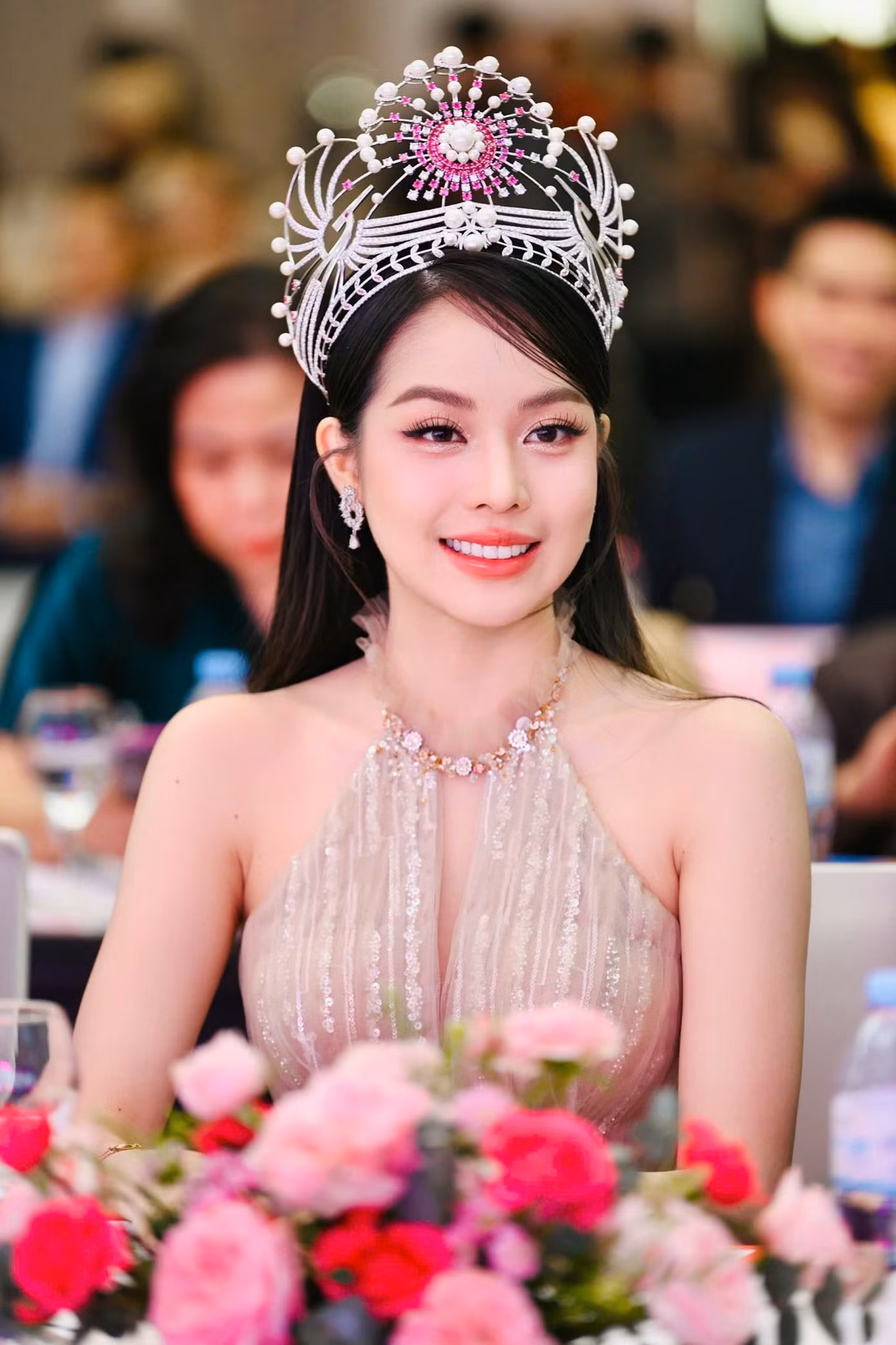 Các người đẹp bước ra từ cuộc thi Hoa hậu Việt Nam gồm Nguyễn Thị Huyền, Ngọc Hân, Thanh Thủy và Ngọc Hằng (từ trái sang).