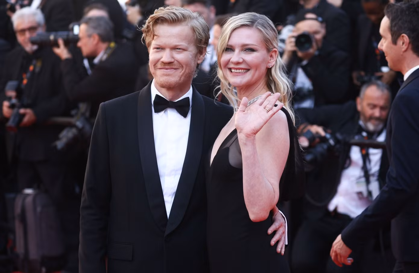 "Bạn gái Người Nhện" Kristen Dunst dự thảm đỏ cùng chồng là diễn viên Jesse Lon Plemons.