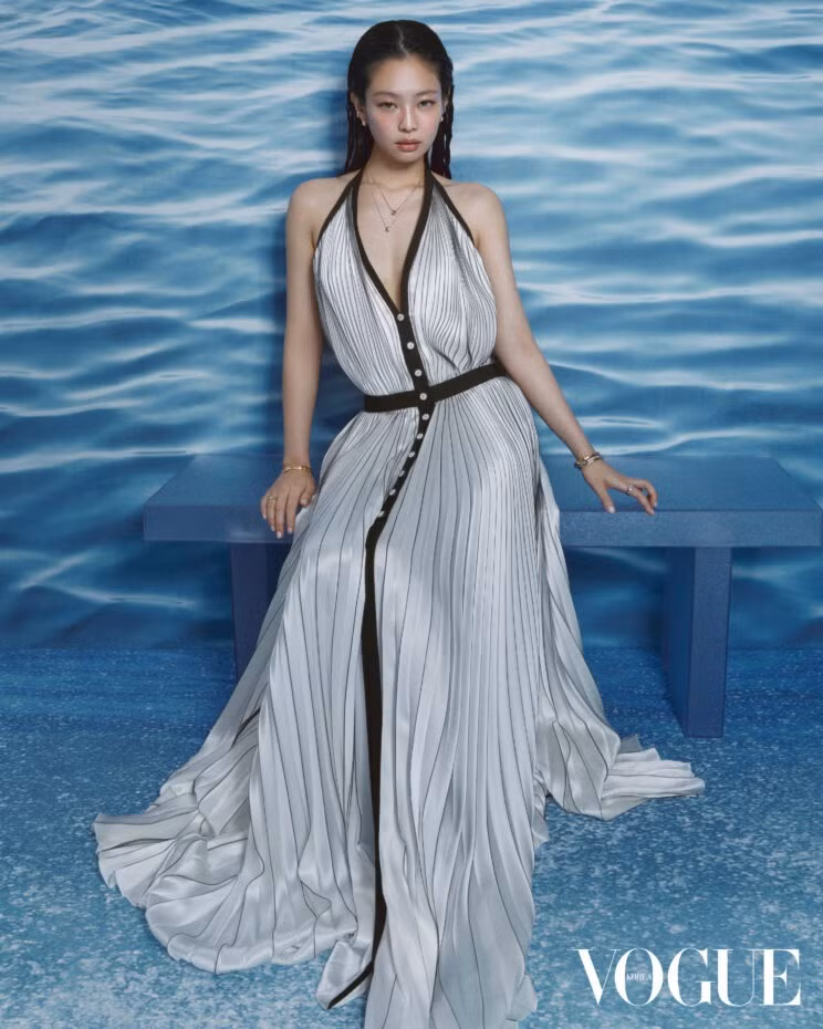 Khi được hỏi về việc Jennie đang khá im ắng, nữ ca sĩ nói cô đang dồn sức cho âm nhạc và chuẩn bị trở lại. "Các bạn đợi nhé, tôi sẽ trở lại với diện mạo ngày càng tuyệt vời và táo bạo hơn", cô nói.