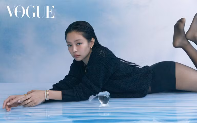 Sau khi không gia hạn hợp đồng cá nhân với YG Entertainment, Jennie tập trung kinh doanh, thành lập công ty riêng. Chia sẻ trênVogue, nữ idol nói cô luôn áp lực đổi mới mỗi ngày. "Là người của công chúng, tôi phải cho khán giả thấy khía cạnh mới của mình. Đó cũng là lý do tôi tạo ra không gian để đắm mình vào sự chú ý và tính mới mẻ", cô nói.