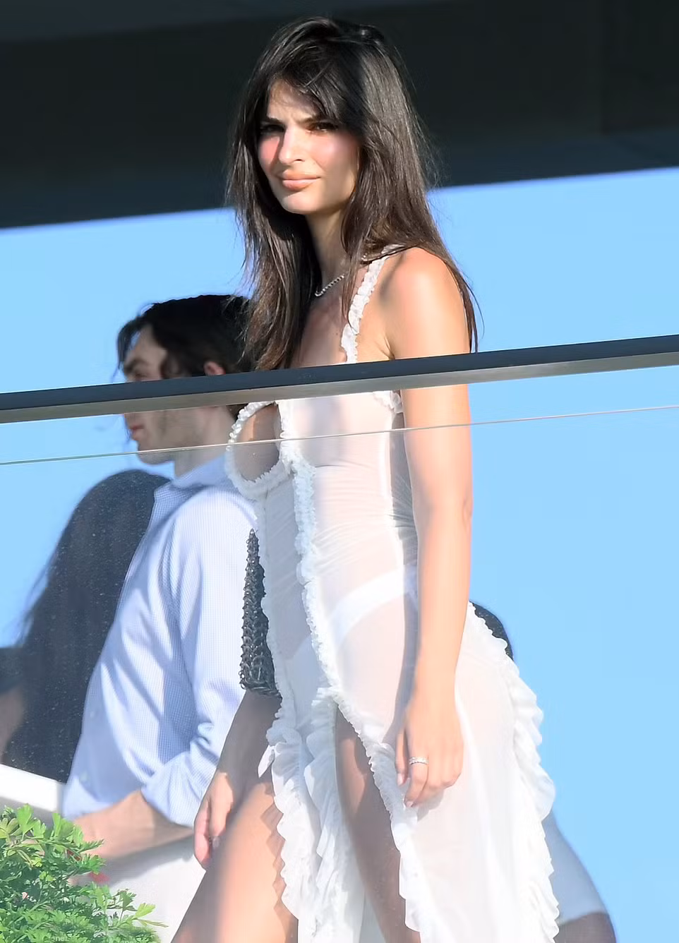 Người mẫu nội y Emily Ratajkowski táo bạo với đầm xuyên thấu cùng chi tiết khoét ngực táo bạo.