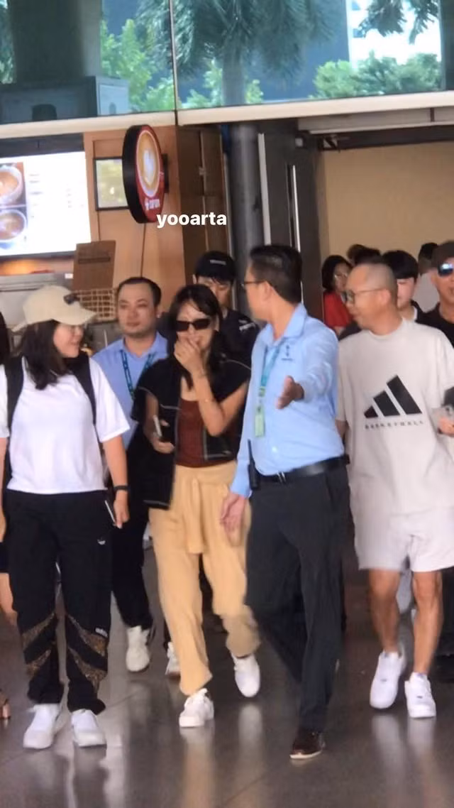 Lee Hyori đáp sân bay quốc tế Tân Sơn Nhất, TPHCM ngày 3/11. Lần đầu sang Việt Nam biểu diễn, cô được người hâm mộ chào đón cuồng nhiệt. Trước đó, cô chia sẻ lý do nhận lời biểu diễn ở Việt Nam: "Tôi yêu ẩm thực Việt Nam, lần này nhất định ăn nhiều món ngon. Tôi mong được mang đến cho các bạn khoảng thời gian tuyệt vời. Tôi cũng muốn tận hưởng khoảng thời gian tuyệt vời cùng các bạn. Hãy gợi ý tôi địa điểm đẹp và có món ăn ngon nhé".