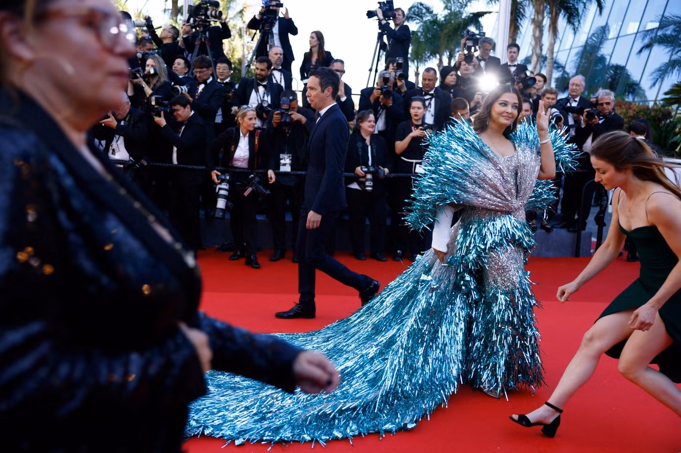 Sau bộ váy mạ vàng gây chú ý ngày 16/5, Aishwarya Rai tiếp tục thể hiện sự chịu chơi với bộ trang phục xanh cầu kỳ. Trang phục có điểm nhấn về độ hoành tráng nhưng "nuốt chửng" người mặc, đưa Hoa hậu Thế giới 1994 vào nhóm mặc xấu.