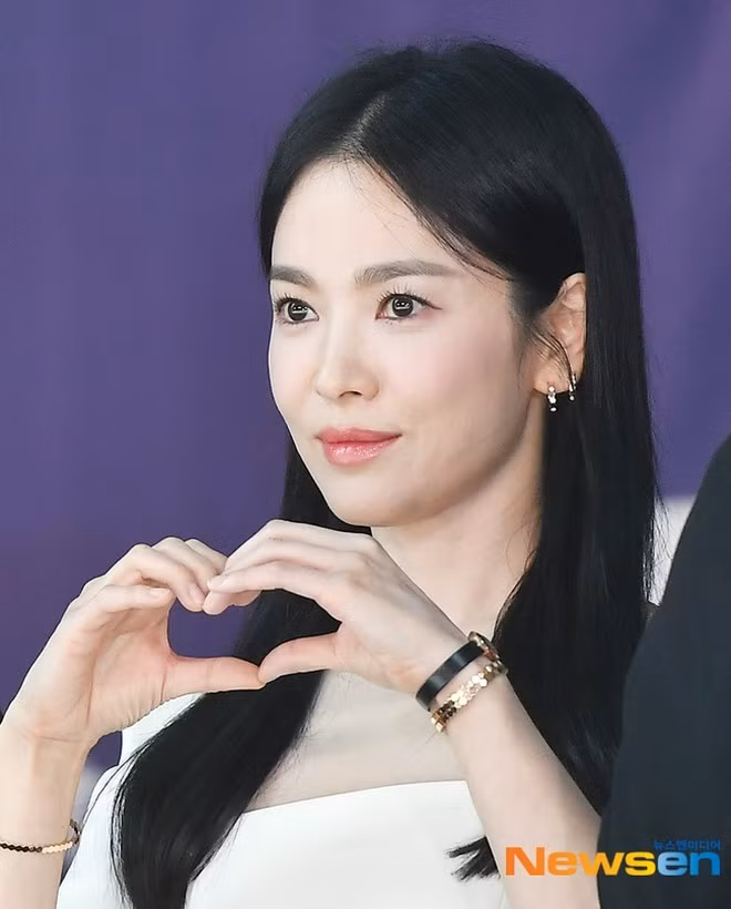 Thông qua những bức ảnh cận, khán giả khen Song Hye Kyo có làn da ít khuyết điểm. Những năm qua, cô trung thành với kiểu trang điểm nhẹ, tiết chế phụ kiện và trang sức. Diễn viên Trái tim mùa thu thậm chí được khen trẻ hơn so với thời mới nổi tiếng toàn châu Á, dự thảm đỏ với lối trang điểm đậm, không phù hợp gương mặt.