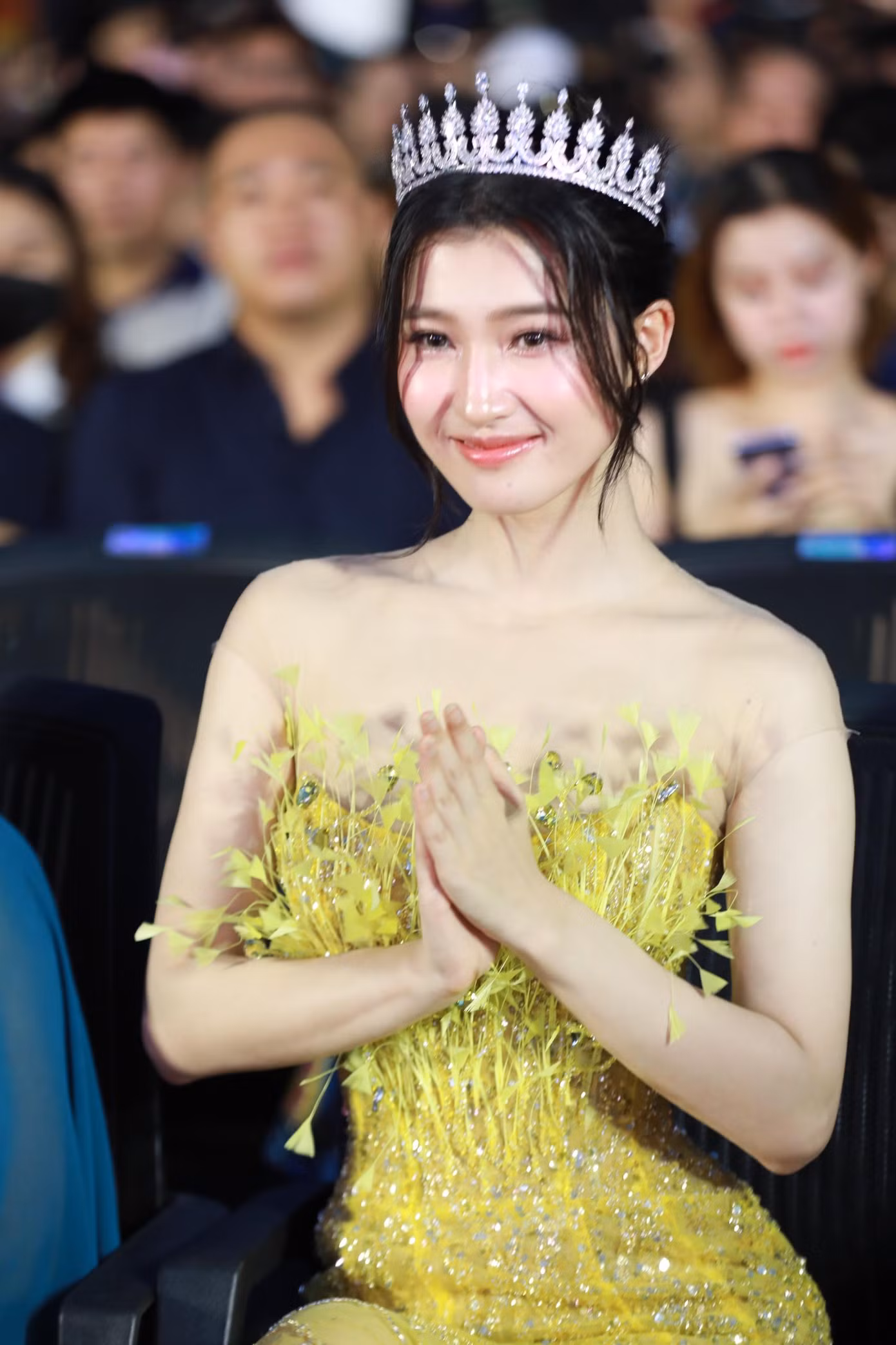 Á hậu Miss World Vietnam 2022 Phương Nhi khoe vẻ đẹp ngọt ngào dưới khán đài Người đẹp biển. Cô diện váy cúp ngực đính hoa ấn tượng.