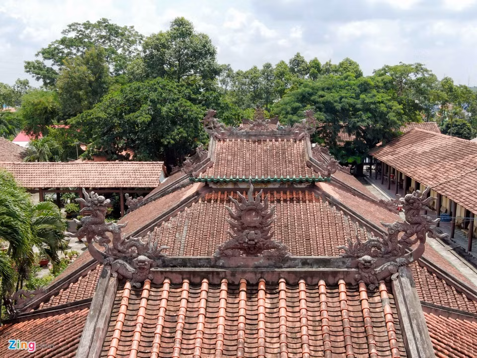Mái nhà lợp ngói theo kiểu vảy cá xếp đan xen với nhau, các đầu đao trên đỉnh mái trang trí rồng phượng, cảnh “Lưỡng long tranh châu", mang đậm kiến trúc đặc trưng của truyền thống Nam Bộ. Mái nhà lợp ngói theo kiểu vảy cá xếp đan xen với nhau, các đầu đao trên đỉnh mái trang trí rồng phượng, cảnh “Lưỡng long tranh châu", mang đậm kiến trúc đặc trưng của truyền thống Nam Bộ.