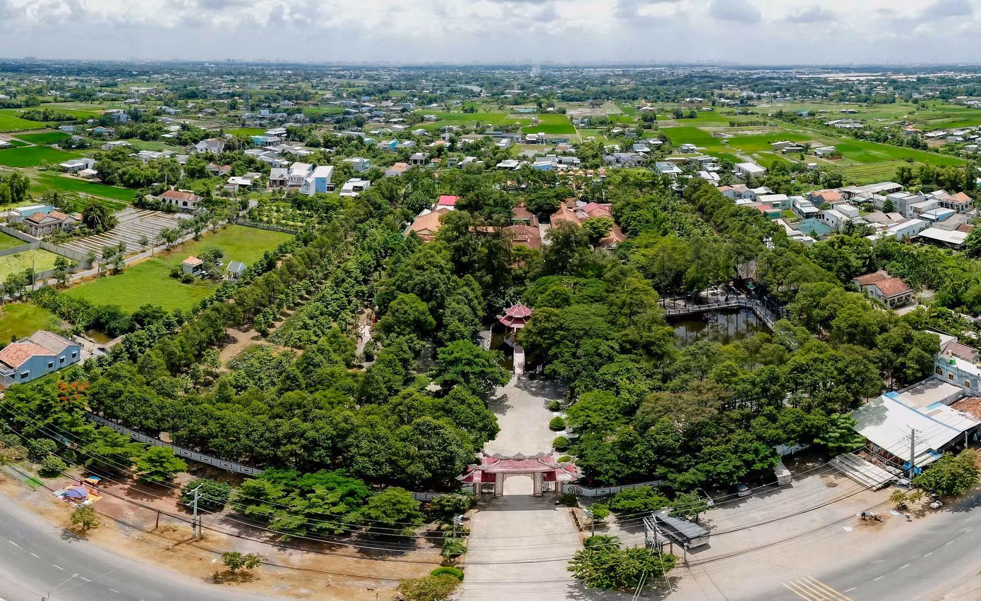 Chùa Tôn Thạnh là công trình được xây dựng tại vùng đất Long An vào khoảng đầu thế kỷ 19, trong khoảng từ năm 1808. Ban đầu chùa có tên Lan Nhã hay còn được người dân địa phương gọi là Ông Ngộ do được thiền sư Viên Ngộ xây dựng. Đây là nơi nhà thơ Nguyễn Đình Chiểu đã viết "Văn tế nghĩa sĩ Cần Giuộc" và truyện thơ "Lục Vân Tiên". Chùa Tôn Thạnh là công trình được xây dựng tại vùng đất Long An vào khoảng đầu thế kỷ 19, trong khoảng từ năm 1808. Ban đầu chùa có tên Lan Nhã hay còn được người dân địa phương gọi là Ông Ngộ do được thiền sư Viên Ngộ xây dựng. Đây là nơi nhà thơ Nguyễn Đình Chiểu đã viết "Văn tế nghĩa sĩ Cần Giuộc" và truyện thơ "Lục Vân Tiên".