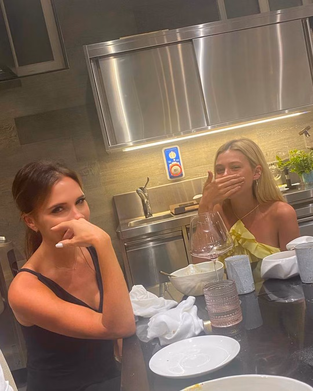 Victoria Beckham làm lành với con dâu sau nửa năm bất hòa.