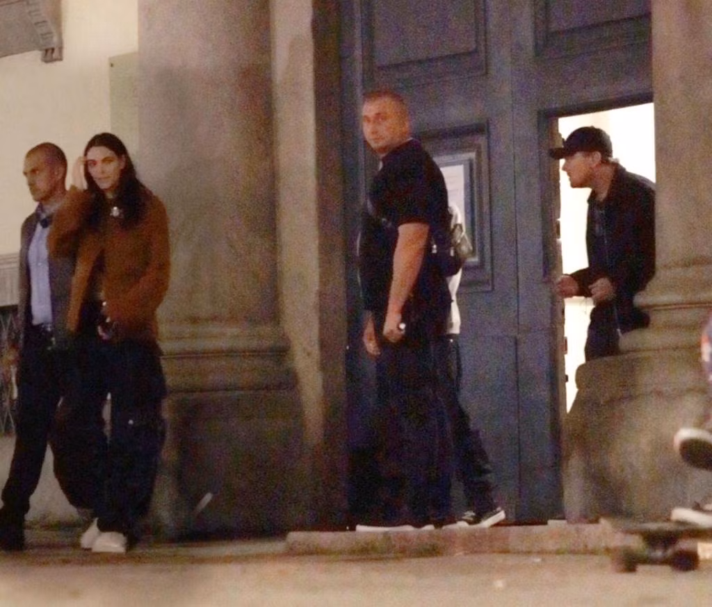 Leonardo Dicaprio cùng bạn gái và mẹ tham quan triển lãm ở Italy.