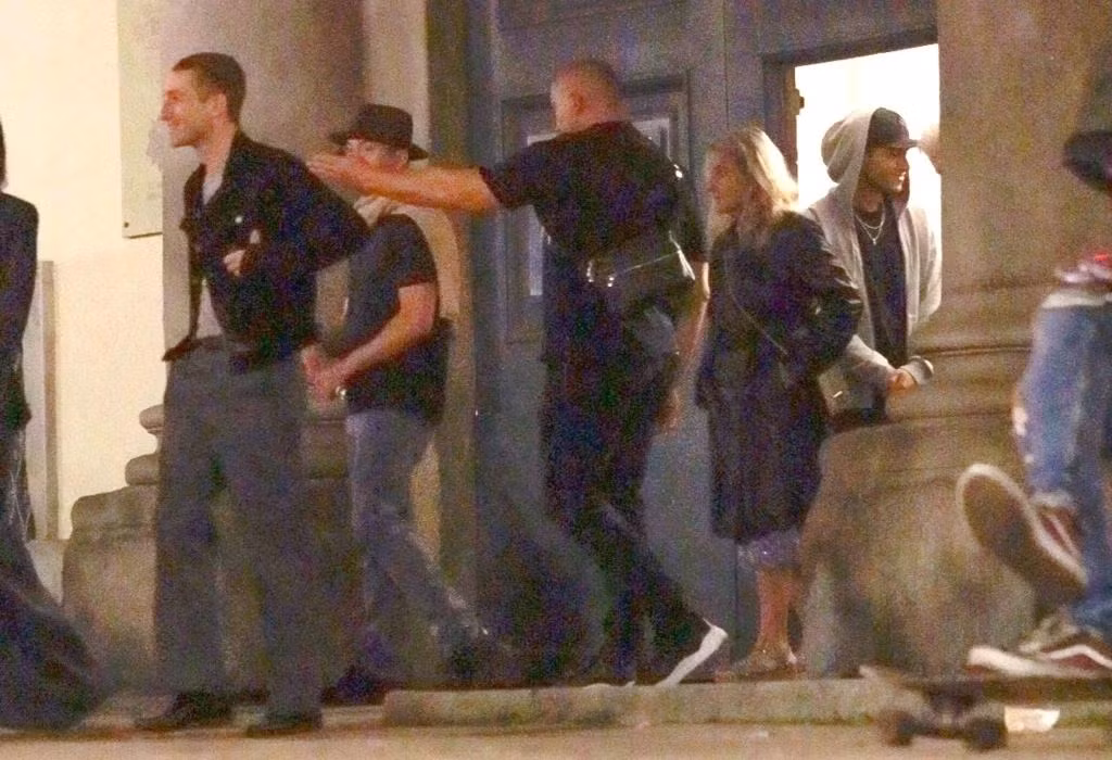 Leonardo Dicaprio cùng bạn gái và mẹ tham quan triển lãm ở Italy.