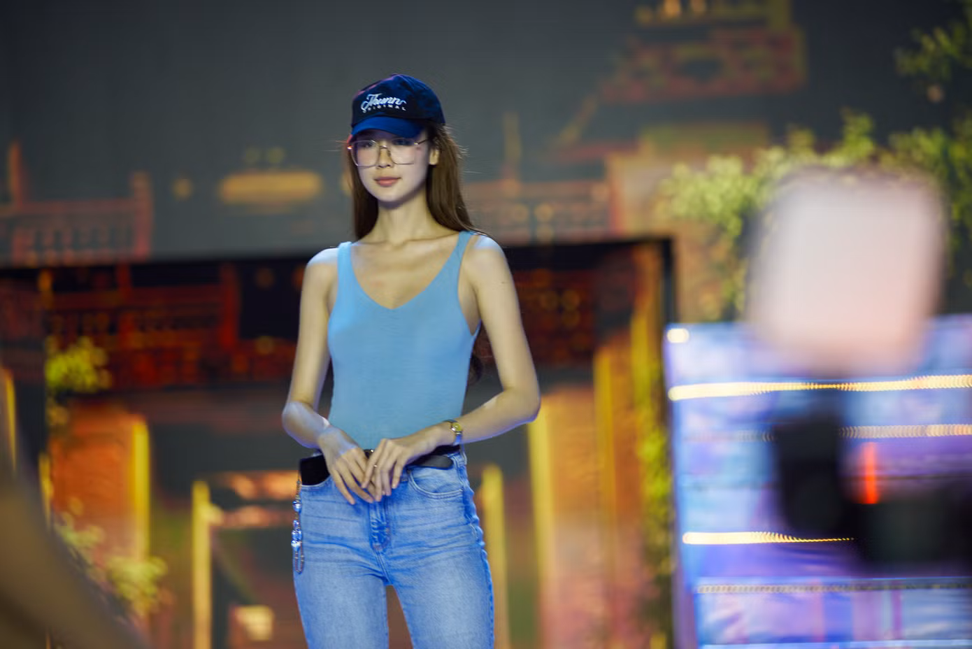 Bảo Ngọc để mặt mộc, mặc khỏe khoắn đến buổi tổng duyệt chuẩn bị cho lễ hội áo dài hoành tráng nhất từ trước đến nay tại TPHCM.