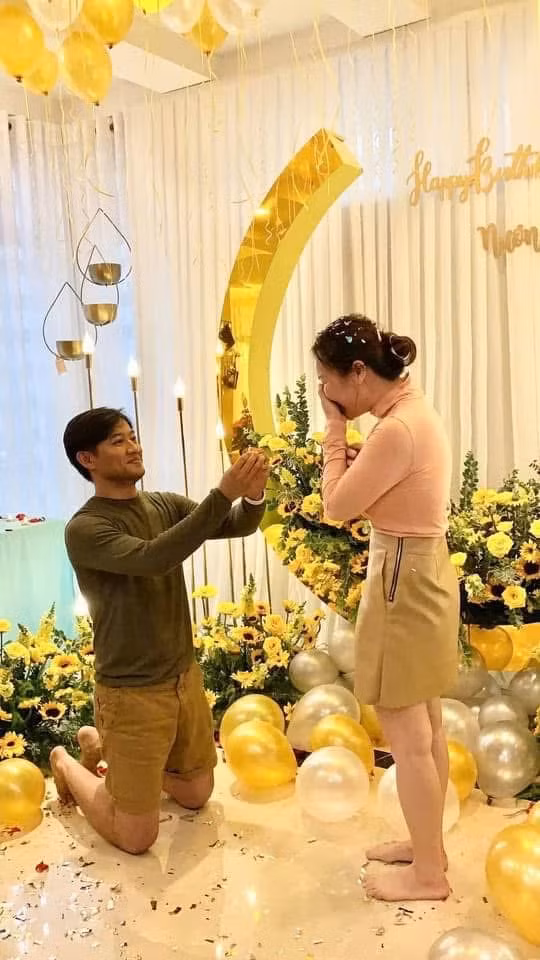 Trong một cuộc phỏng vấn, Ngọc Tiền chia sẻ cô quyết định cưới Quý Bình vì muốn cùng chồng chống chọi bệnh tật. Hai người tổ chức đám cưới vào cuối năm 2020. Diễn viên Bìm bịp kêu chiều phẫu thuật lần đầu sau đám cưới. Anh sang châu Âu nửa năm để trị bệnh, nhưng thông báo với khán giả lưu diễn dài ngày ở nước ngoài, giấu kín bệnh tình.