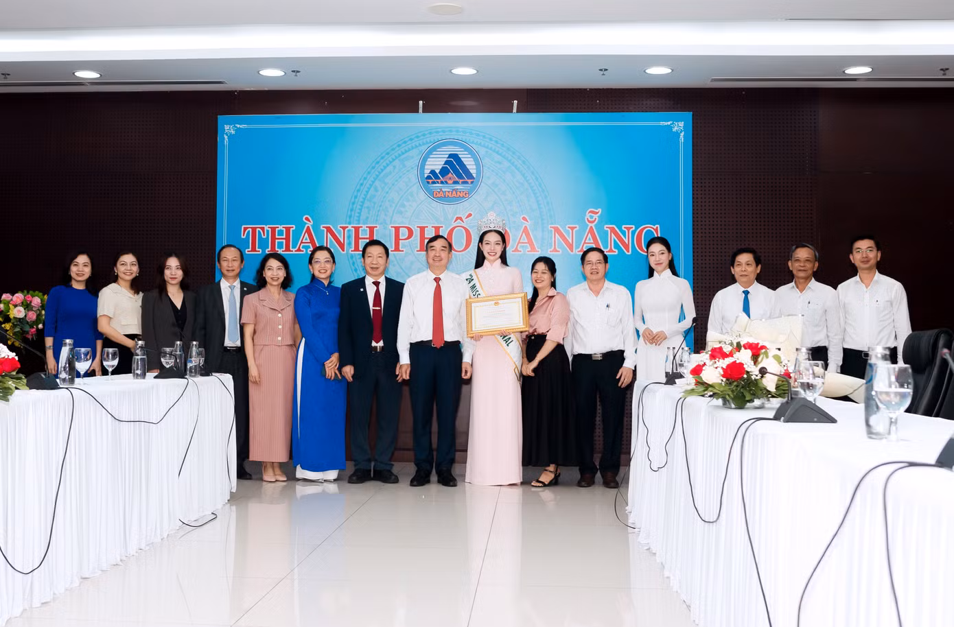Tiếp nối hành trình về thăm Đà Nẵng của Thanh Thủy là buổi chào hỏi, làm việc cùng UBND Thành phố Đà Nẵng và Sở Văn hóa và Thể thao tại Trung tâm hành chính thành phố Đà Nẵng. Hoa hậu Quốc tế 2024 được tuyên dương và nhận bằng khen từ ông Lê Trung Chinh, Chủ tịch Uỷ ban Nhân dân thành phố Đà Nẵng. "Đà Nẵng đang thực hiện nhiều chủ trương chính sách để phát triển thành phố. Chúng tôi xem trọng việc đào tạo nguồn nhân lực chất lượng cao và ngành du lịch là một trong những lĩnh vực mũi nhọn. Vì vậy tôi mong rằng Hoa hậu Thanh Thủy quan tâm, dành những tình cảm đối với thành phố chúng ta, nhất là xem xét tham gia làm Đại sứ Du lịch của TP Đà Nẵng", ông Lê Trung Chinh nói.