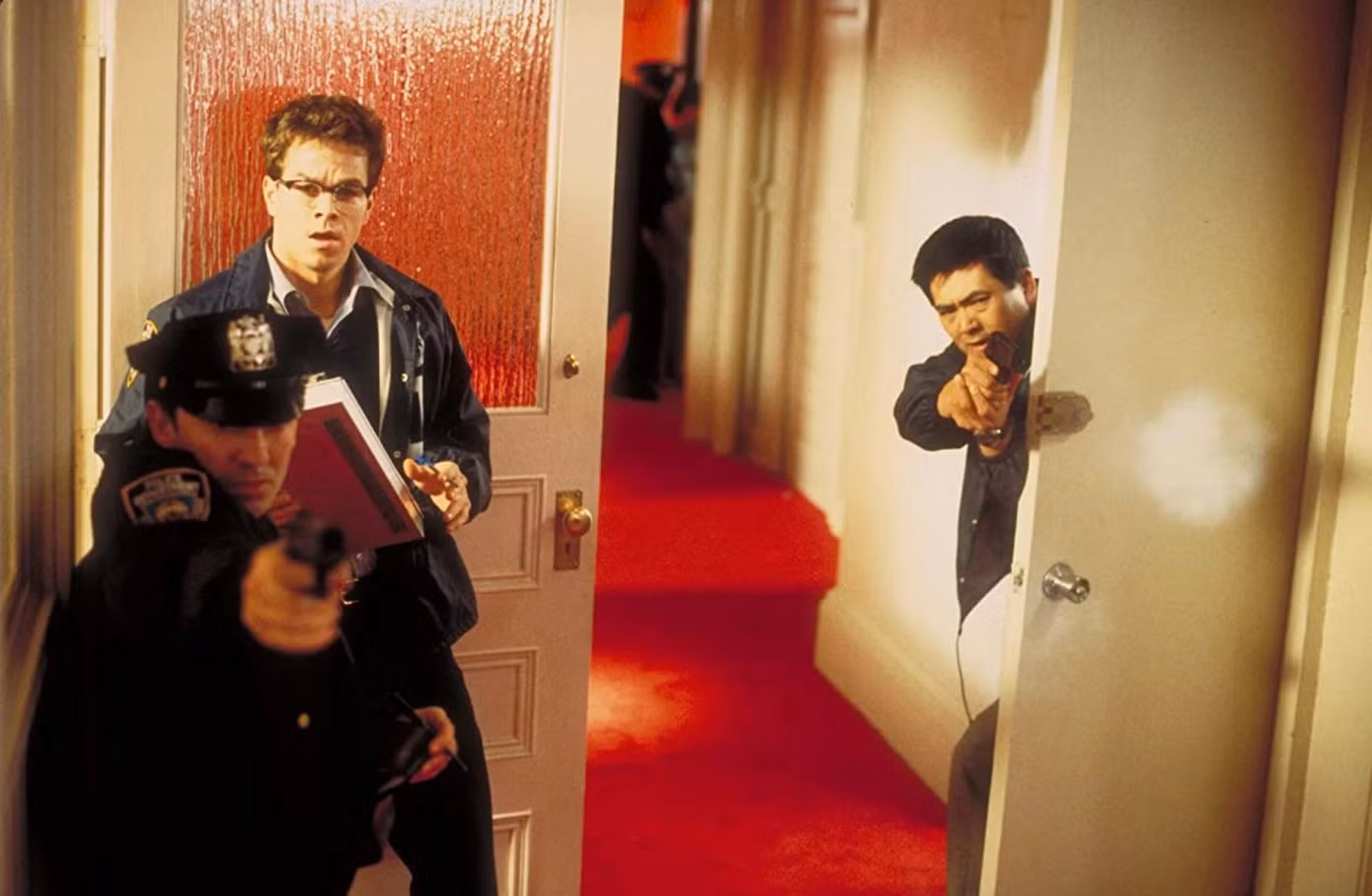 Mark Wahlberg (trái) và Châu Nhuận Phát trong The Corruptor (1999).
