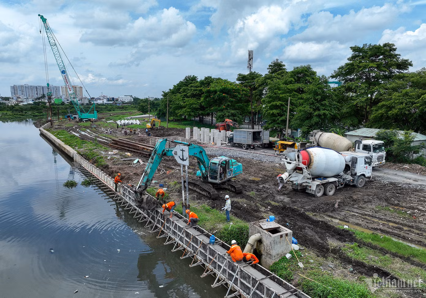 Khoảng 50 thiết bị thi công như xe cầu bánh xích, máy khoan cọc xi măng đất, máy búa đóng cọc, xà lan, xe máy đào… cùng hàng chục đội công nhân ngày đêm thực hiện để đảm bảo tiến độ.
