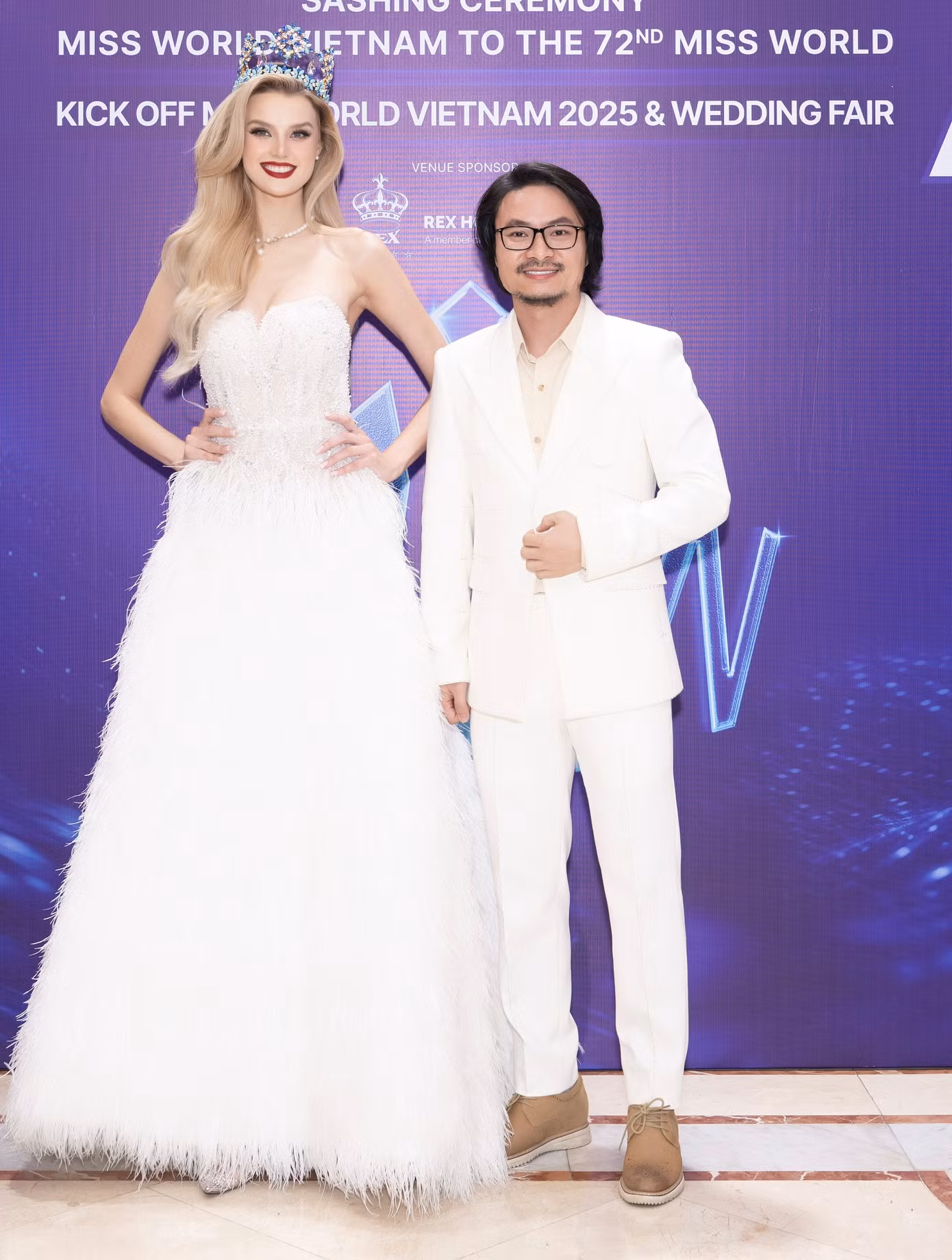 Đương kim Miss World diện thiết kế mang phong cách thiên nga trắng. Cô đội vương miện danh giá của Hoa hậu Thế giới trong lần sang Việt Nam. Trong buổi gặp gỡ, Krystyna Pyskovás nói cô hào hứng khi có cơ hội sang Việt Nam, đồng hành cùng nhiều người đẹp trong các hoạt động thiện nguyện.