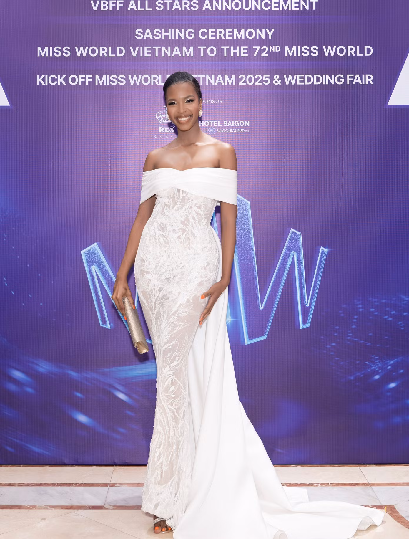 Lesego Chombo - Miss World Africa xuất hiện quyến rũ với váy trễ vai. Thiết kế xuyên thấu đồng thời giúp cô nổi bật tại thảm đỏ.