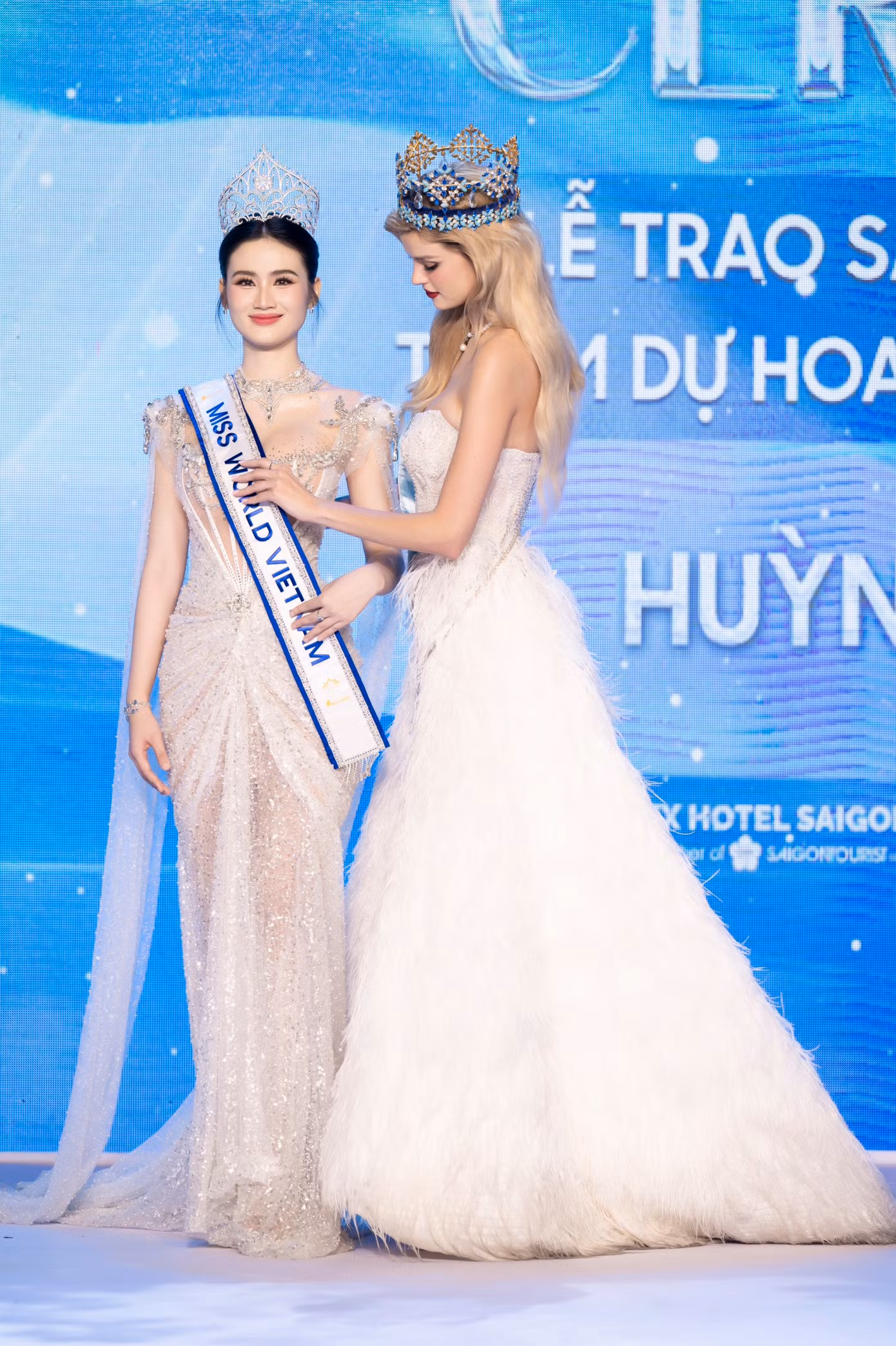 Đương kim Miss World Vietnam được Hoa hậu Thế giới lần thứ 71 trao sash, chuẩn bị cho hành trình mới, đại diện Việt Nam tại Miss World lần thứ 72.
