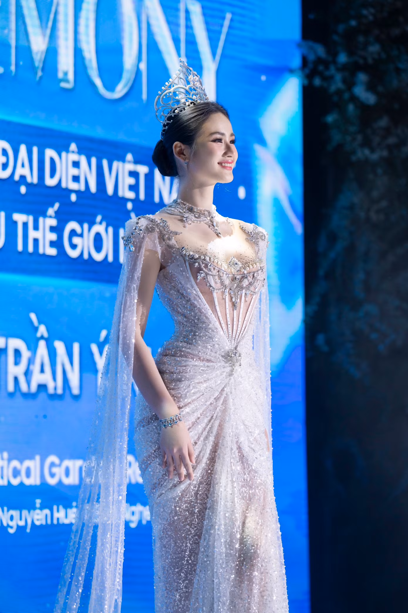 Huỳnh Trần Ý Nhi trong buổi nhận sash đến cuộc thi Hoa hậu Thế giới.
