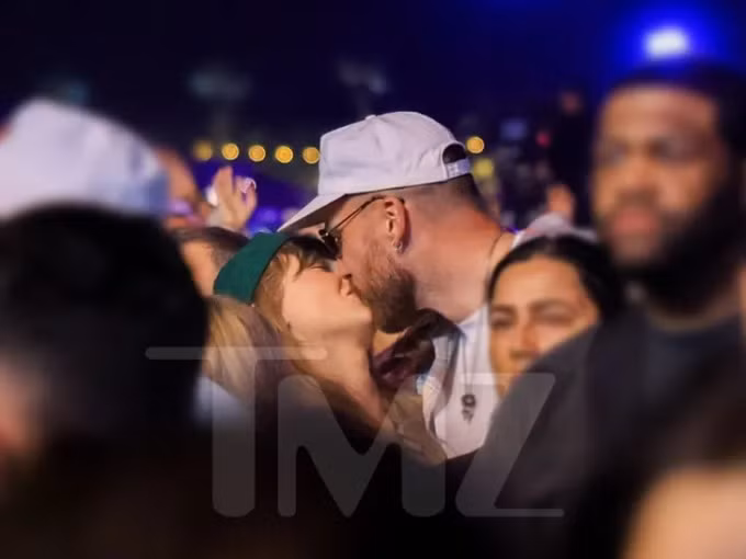 Taylor Swift hôn Travis Kelce tại lễ hội âm nhạc Coachella.