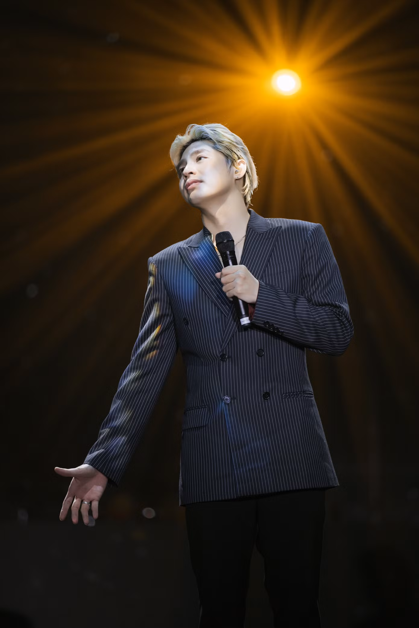 Noo Phước Thịnh đồng thời xin phép được thể hiện ca khúc Tự nguyện để bày tỏ lòng thành kính, tưởng nhớ Tổng Bí thư Nguyễn Phú Trọng. Khi hát ca khúc của nhạc sĩ Trương Quốc Khánh, Noo Phước Thịnh cảm xúc, mạch câu chuyện thể hiện sự tri ân đến người lãnh đạo một đời vì dân, vì nước.