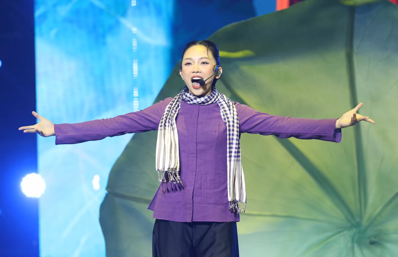 Tóc Tiên biến hóa ở sân khấu solo.