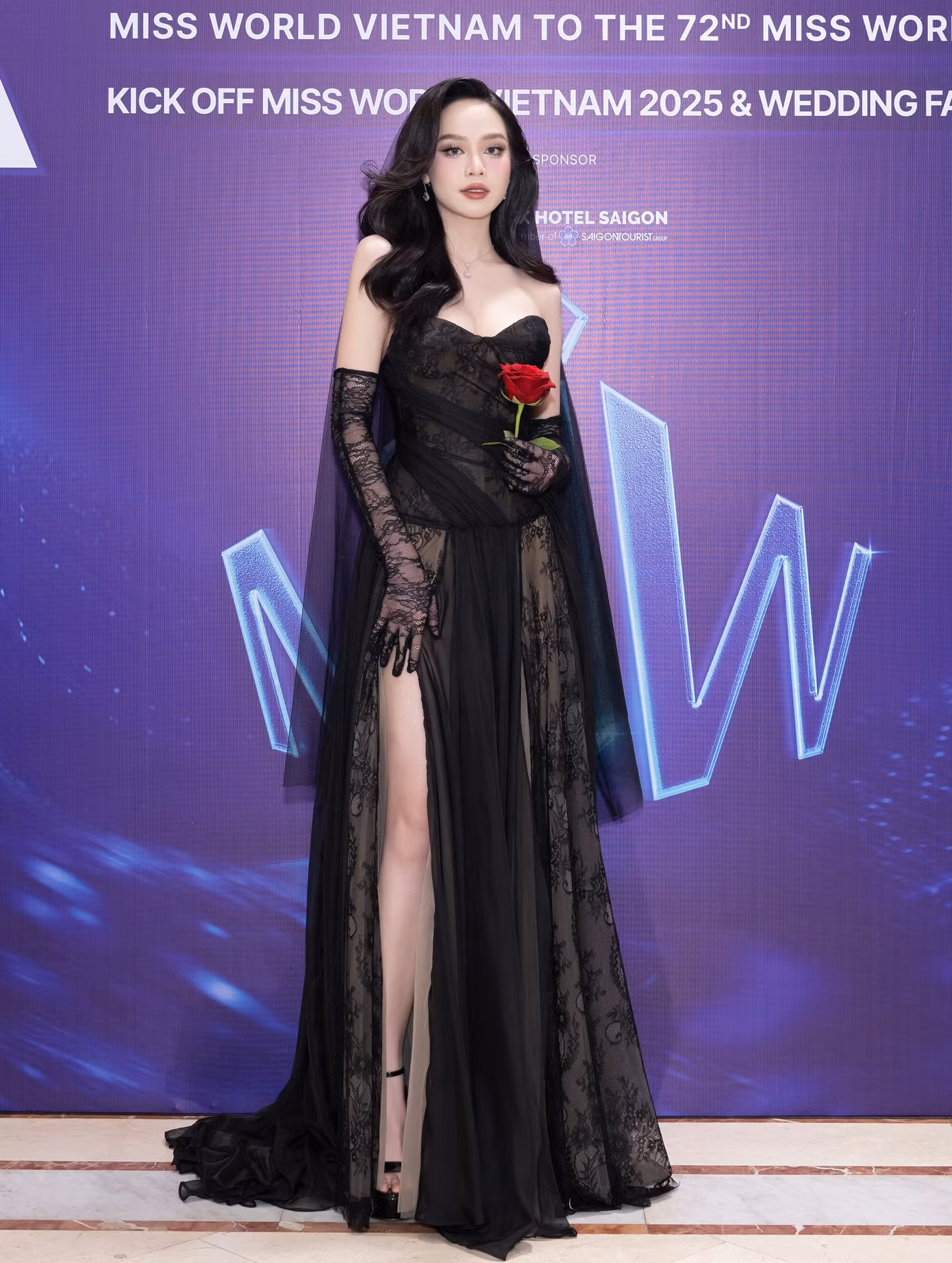 Xuất hiện tại buổi giới thiệu 30 thí sinh Mr World Vietnam 2024, Hoa hậu Huỳnh Thị Thanh Thủy gây ấn tượng mạnh với bộ trang phục ren, xuyên thấu, phần tà xẻ cao. Cô chọn mang theo hoa hồng đỏ làm điểm nhấn. Hoa hậu Việt Nam 2022 ngày càng thăng hạng nhan sắc, chuẩn bị cho cuộc thi Hoa hậu Quốc tế sắp tới.