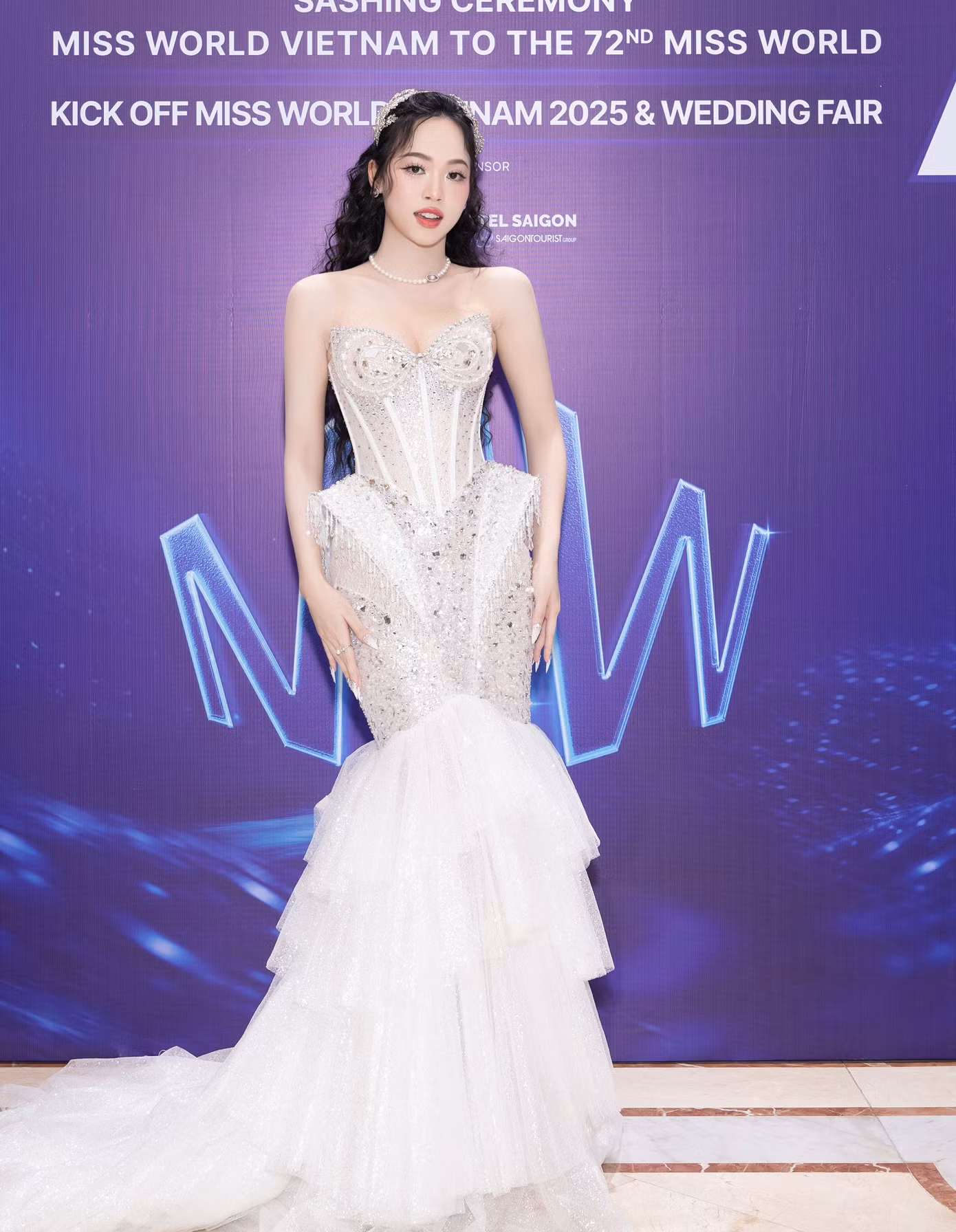 Á hậu Trịnh Thùy Linh khoe dáng với thiết kế đuôi cá, phần chiết eo làm nổi bật vòng eo thon. Phong cách trang điểm nhẹ nhàng giúp cô tôn lên vẻ đẹp ngọt ngào.