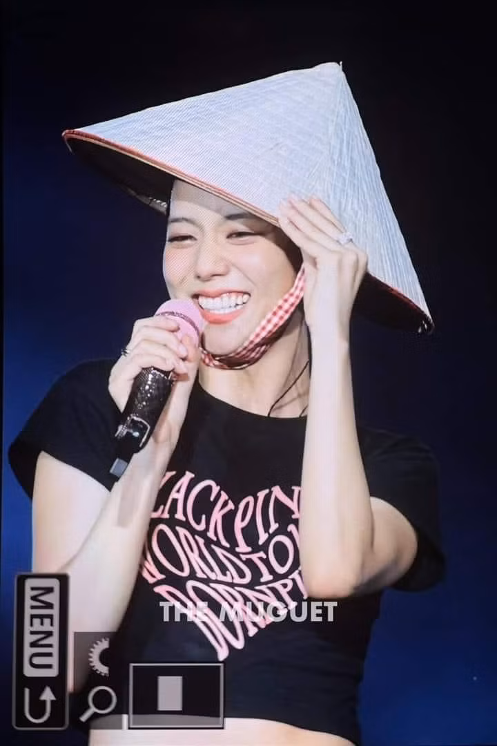 Hình ảnh BlackPink đội nón lá, nói tiếng Việt viral mạng xã hội.