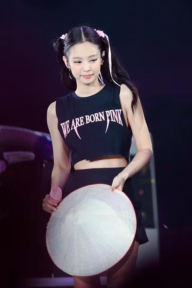 Hình ảnh BlackPink đội nón lá, nói tiếng Việt viral mạng xã hội.