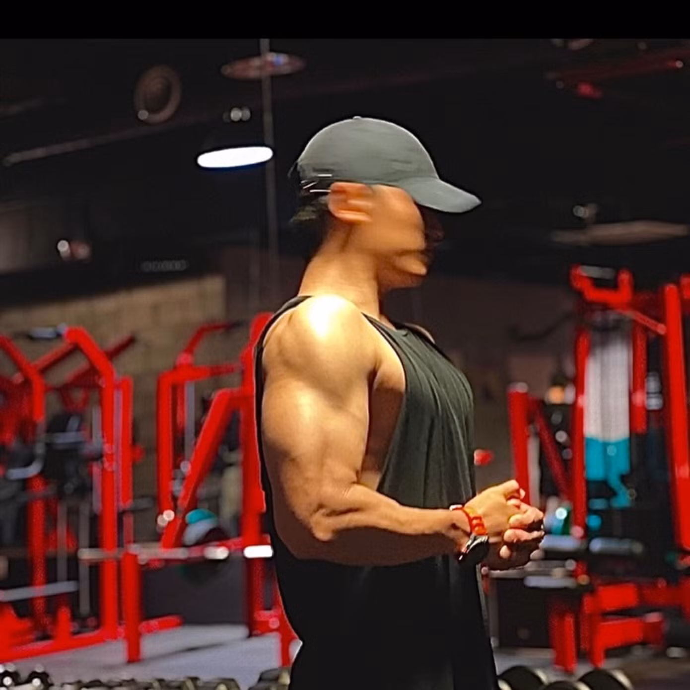 Nam idol thường xuyên đăng ảnh tập luyện, khoe cơ bắp lên trang cá nhân và được khán giả yêu thích. Trái ngược với ngoại hình to lớn 1,87 m, Mingyu có tính cách hài hước, liên tục làm trò trên sân khấu và ở các show thực tế.