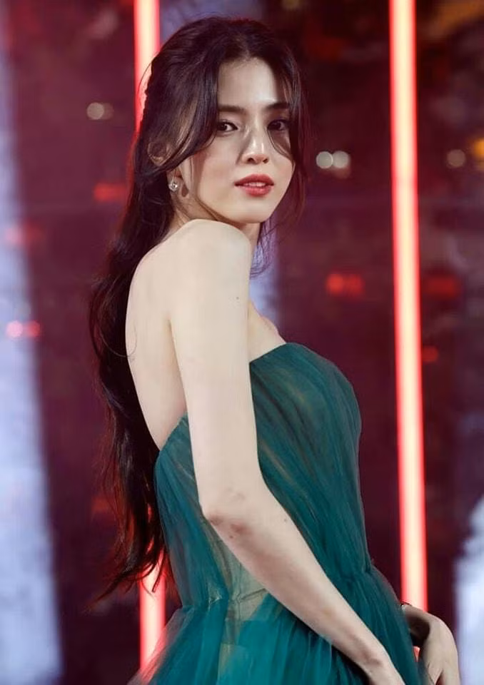 Suốt nửa tháng ồn ào, phía Ryu Jun Yeol chỉ hai lần lên tiếng: xác nhận hẹn hò và tuyên bố nam diễn viên đã chia tay. Về phía Han So Hee, cô liên tục khiến khán giả lắc đầu khi nhiều lần lôi bạn gái cũ của Jun Yeol vào cuộc, hết chỉ trích bạn trai "câm như hến", sau đó lại xin lỗi vì hành động bồng bột khiến người trong cuộc tổn thương. Theo Koreaboo, chuyện tình giữa tiểu Song Hye Kyo và Ryu Jun Yeol là cuộc tình ồn ào, khiến khán giả đau đầu nhất trong lịch sử hẹn hò của diễn viên Hàn.