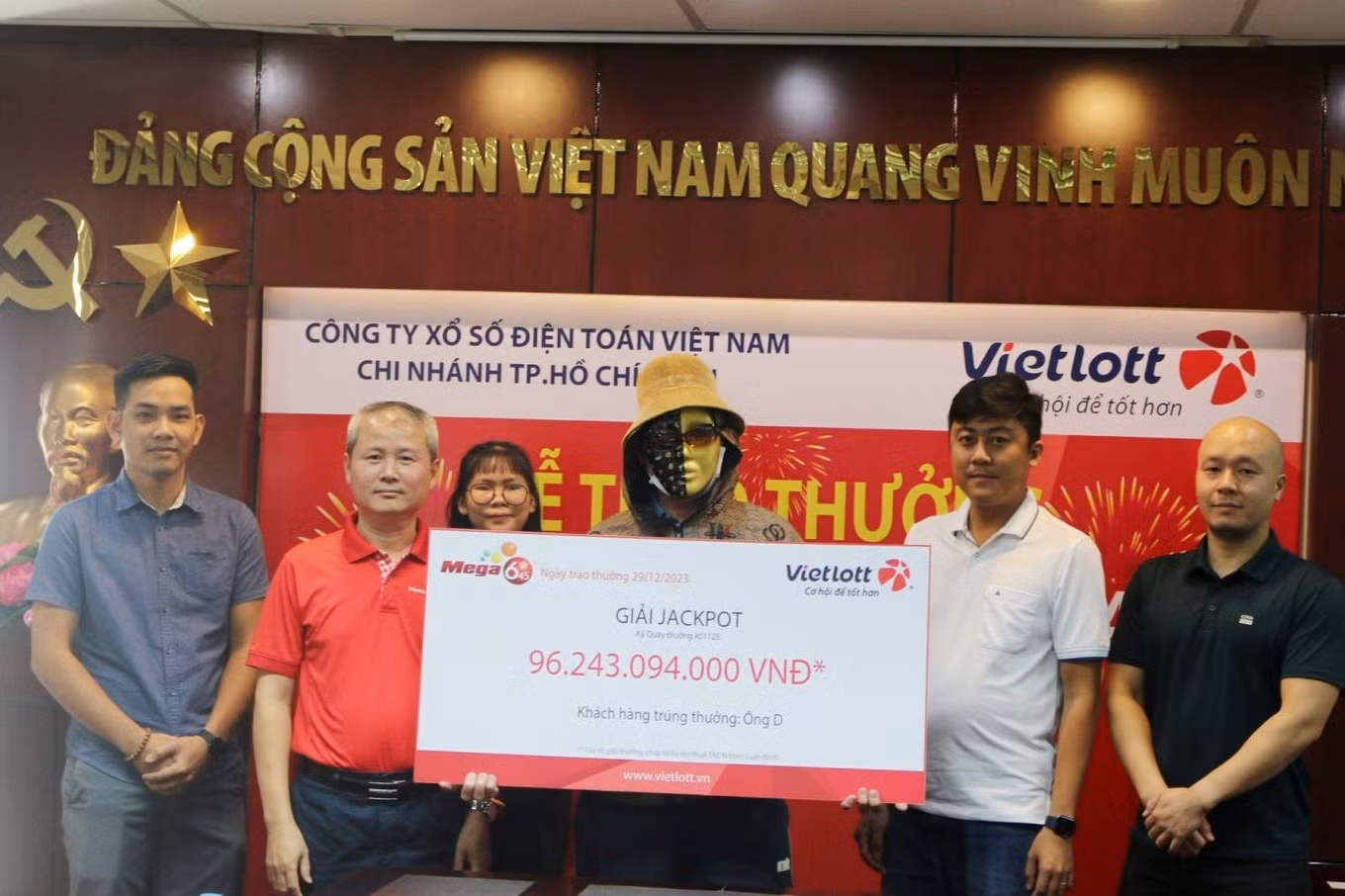 Ông D. đeo mặt nạ lĩnh giải thưởng Mega 6/45 trị giá hơn 96 tỷ đồng (Ảnh: Vietlott cung cấp).
