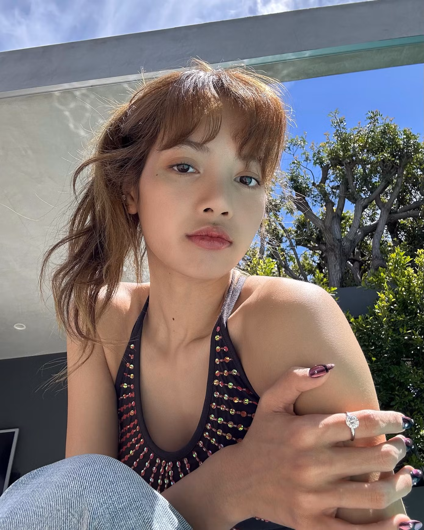 Lisa thường xuyên khoe ảnh mặt mộc trên trang cá nhân hơn 105 triệu follower. Ảnh đời thường của nữ ca sĩ luôn có lượng tương tác lớn, vượt trội so với ảnh trên sân khấu.