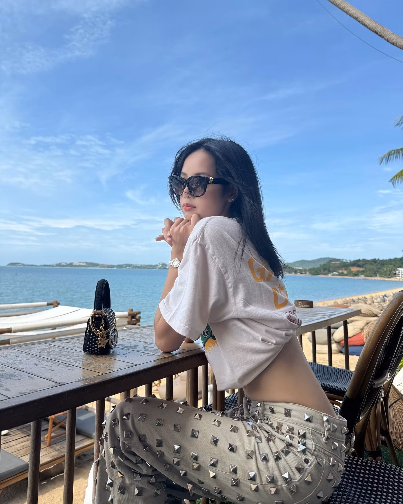 Quần đinh tán trở lại thành trào lưu nhờ màn "lăng-xê" của idol sinh năm 1997.