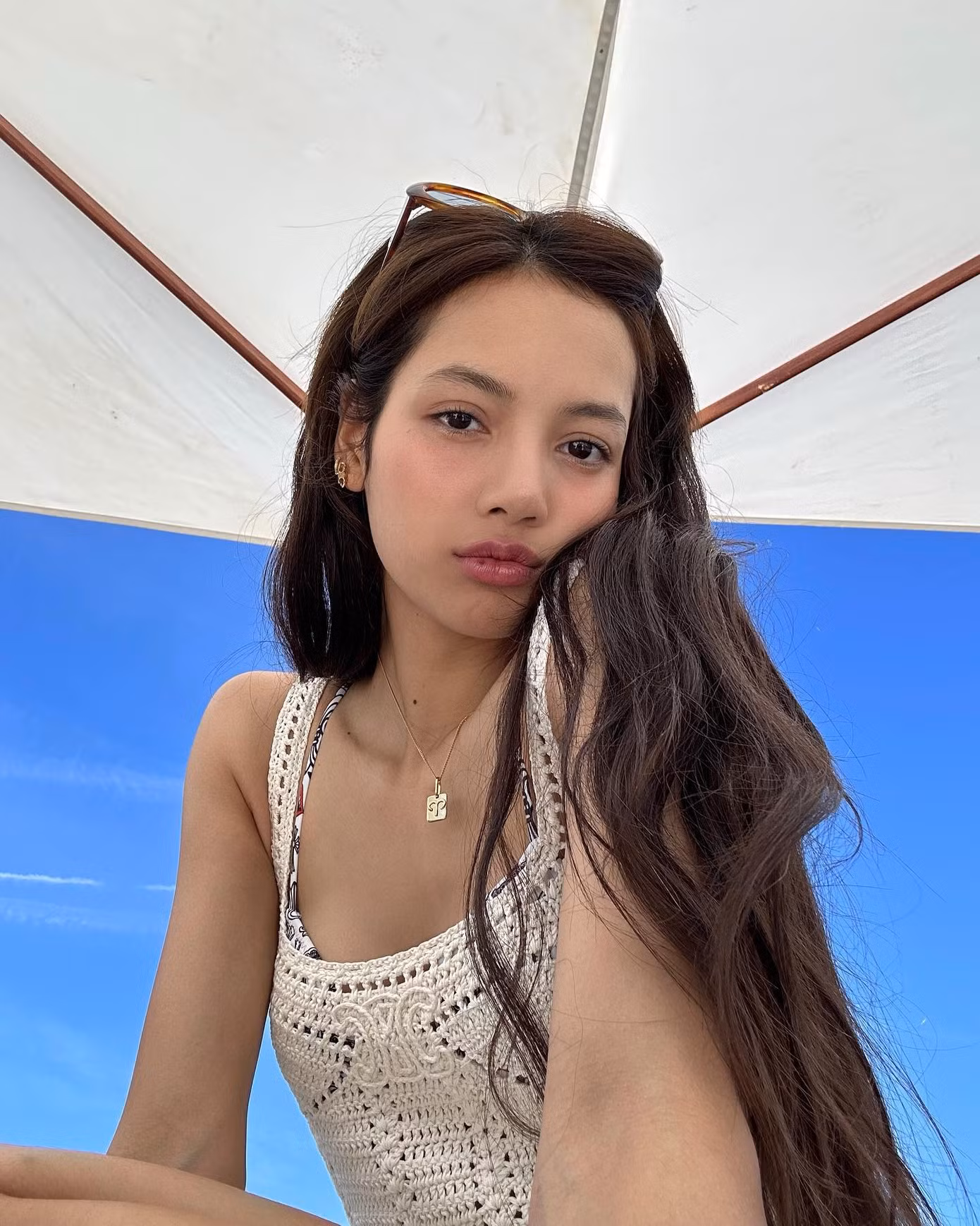 Lisa chuộng để mặt mộc, mặc đồ đơn giản khi du lịch. Không thể nhận ra Lisa khi so ảnh đời thường và lúc nữ ca sĩ diện đồ trên sân khấu.