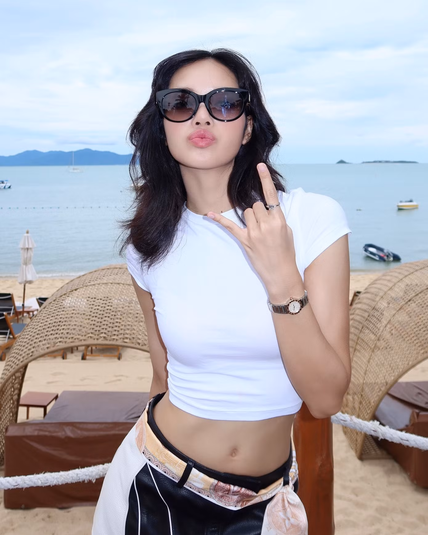 Trang cá nhân của Lisa có nhiều ảnh check-in tại bãi biển. Cô chuộng phong cách khoe eo thon, tối giản trang điểm khi du lịch.