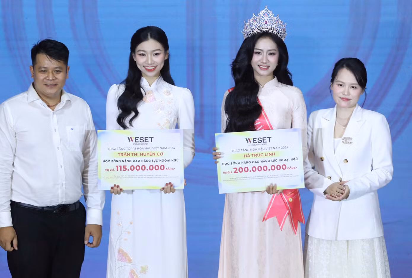 Khoảnh khắc Huyền Cơ và Hoa hậu Hà Trúc Linh nhận học bổng tiếng Anh sau những nỗ lực được nhà trường đánh giá là "minh chứng cho bản lĩnh, phẩm chất của sinh viên UFM trong thời đại mới".