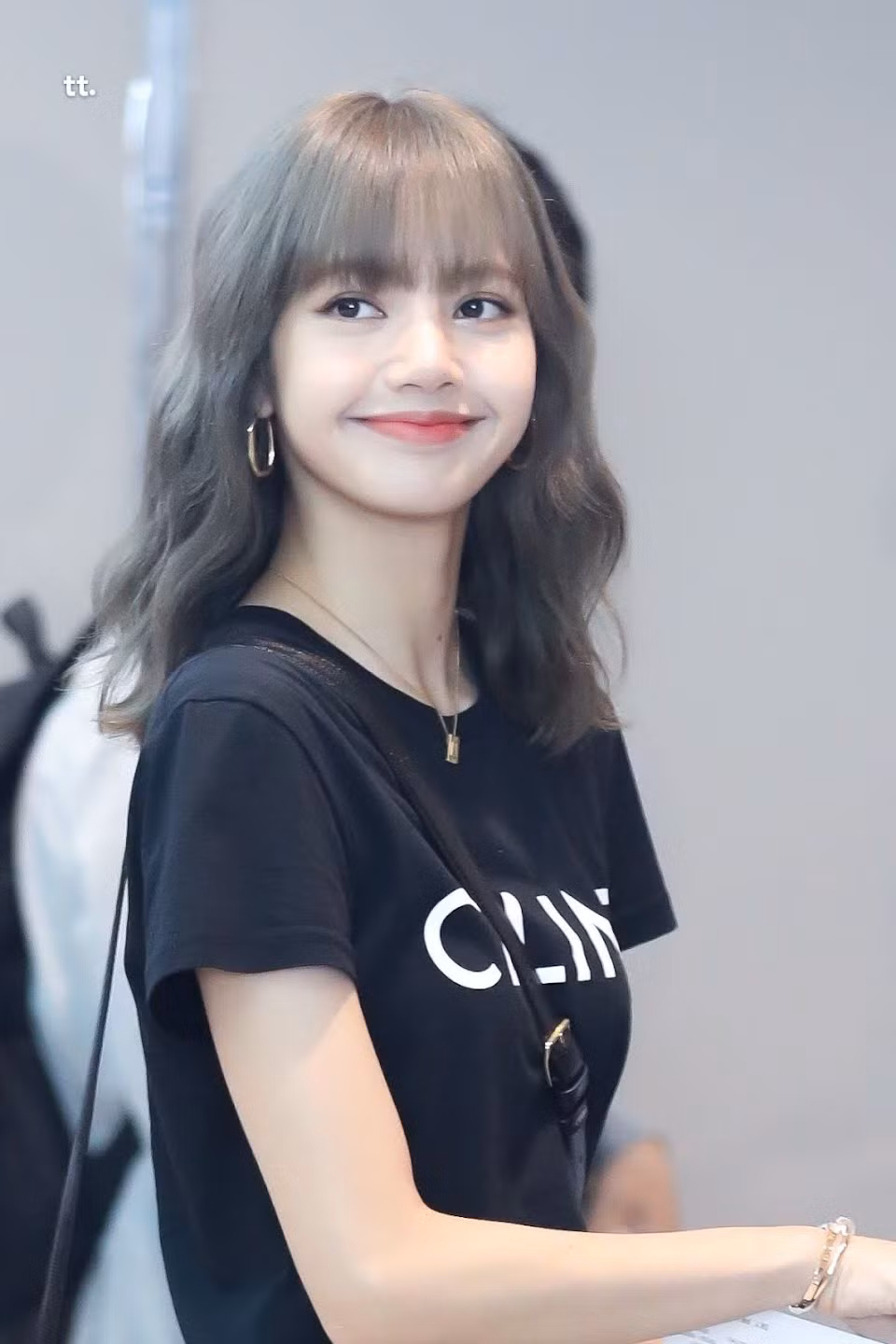 3. Lisa: Dancer chính, rapper và hát phụ là vai trò của em út BlackPink. Cô là thành viên có thứ hạng cao nhất trong danh sách 10 idol Hàn nổi tiếng nhất thế giới. Từ cô gái duy nhất được nhận vào YG trong buổi casting ở Thái Lan năm 2010, danh tiếng của Lisa hiện vươn xa toàn cầu, thành công từ âm nhạc đến thương mại.