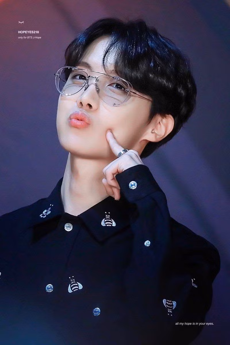 6. J-Hope: Vũ công chính của BTS được yêu mến nhờ khả năng vũ đạo thuần thục, đảm nhận nhiều vai trò khác trong nhóm như rapper và hát phụ. Lý do giúp J-Hope được yêu thích là tính cách hài hước, vui vẻ với fan. Trong một cuộc phỏng vấn, J-Hope nói nghệ danh của anh là luôn muốn mang đến hy vọng tích cực cho người hâm mộ.
