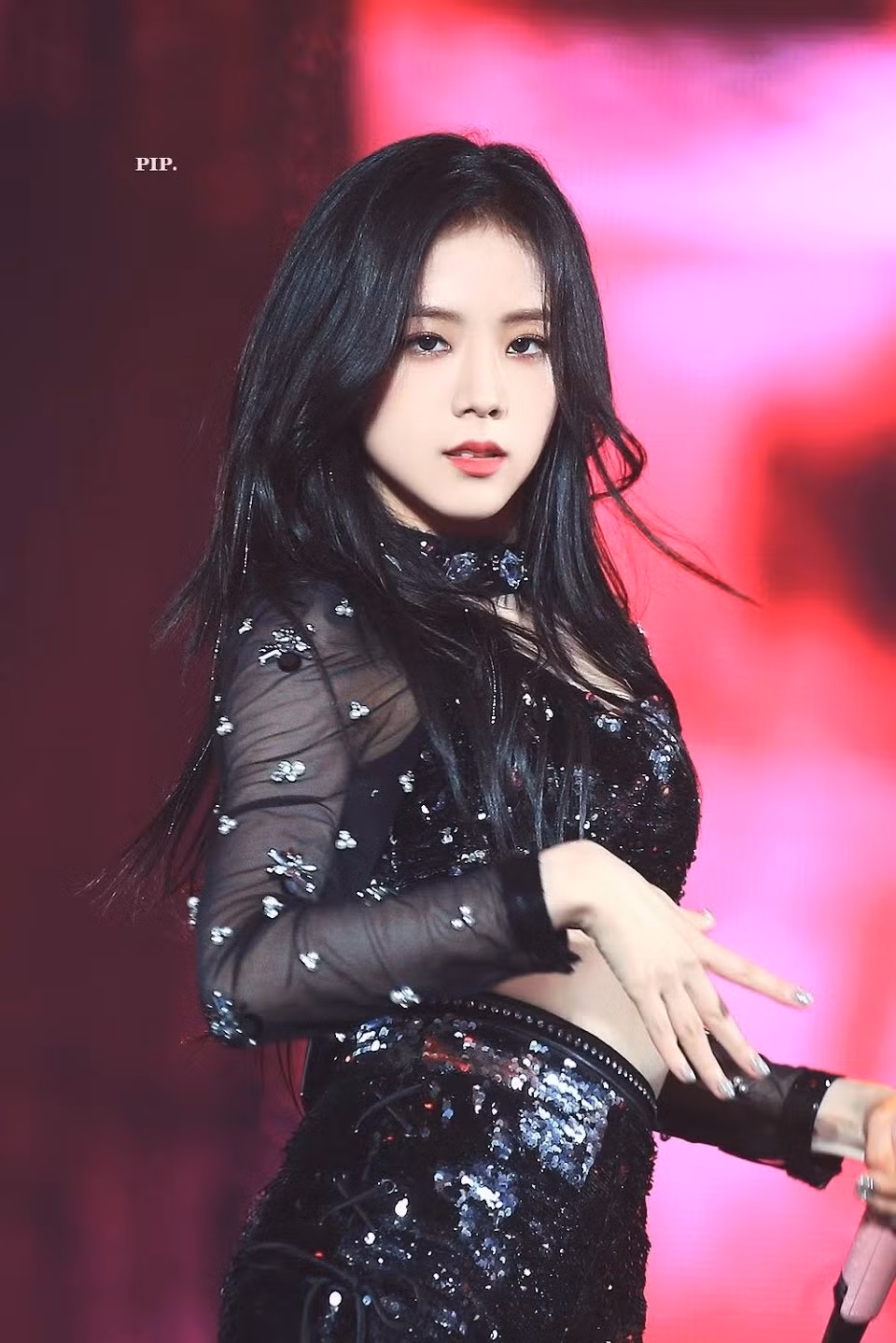 5. Jisoo: Visual của BlackPink từ ngày debut đã gây chú ý nhờ ngoại hình nổi bật. Nhiều lần bị chê giọng hát không bằng các thành viên của nhóm, sản phẩm solo Flower của Jisoo vẫn thành công, lập được nhiều kỷ lục. Cô còn lấn sân sang diễn xuất thành công, đóng chính cùng tài tử Jung Hae In trong Snowdrop.