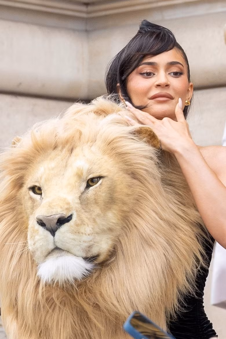 Kylie Jenner bị chỉ trích với phụ kiện đầu sư tử.