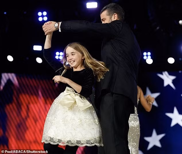 Don Jr. khiêu vũ với con gái út Chole. Cháu nội ông Trump thể hiện sự vui vẻ, hào hứng trong ngày nhậm chức đầy tự hào của tổng thống Mỹ.