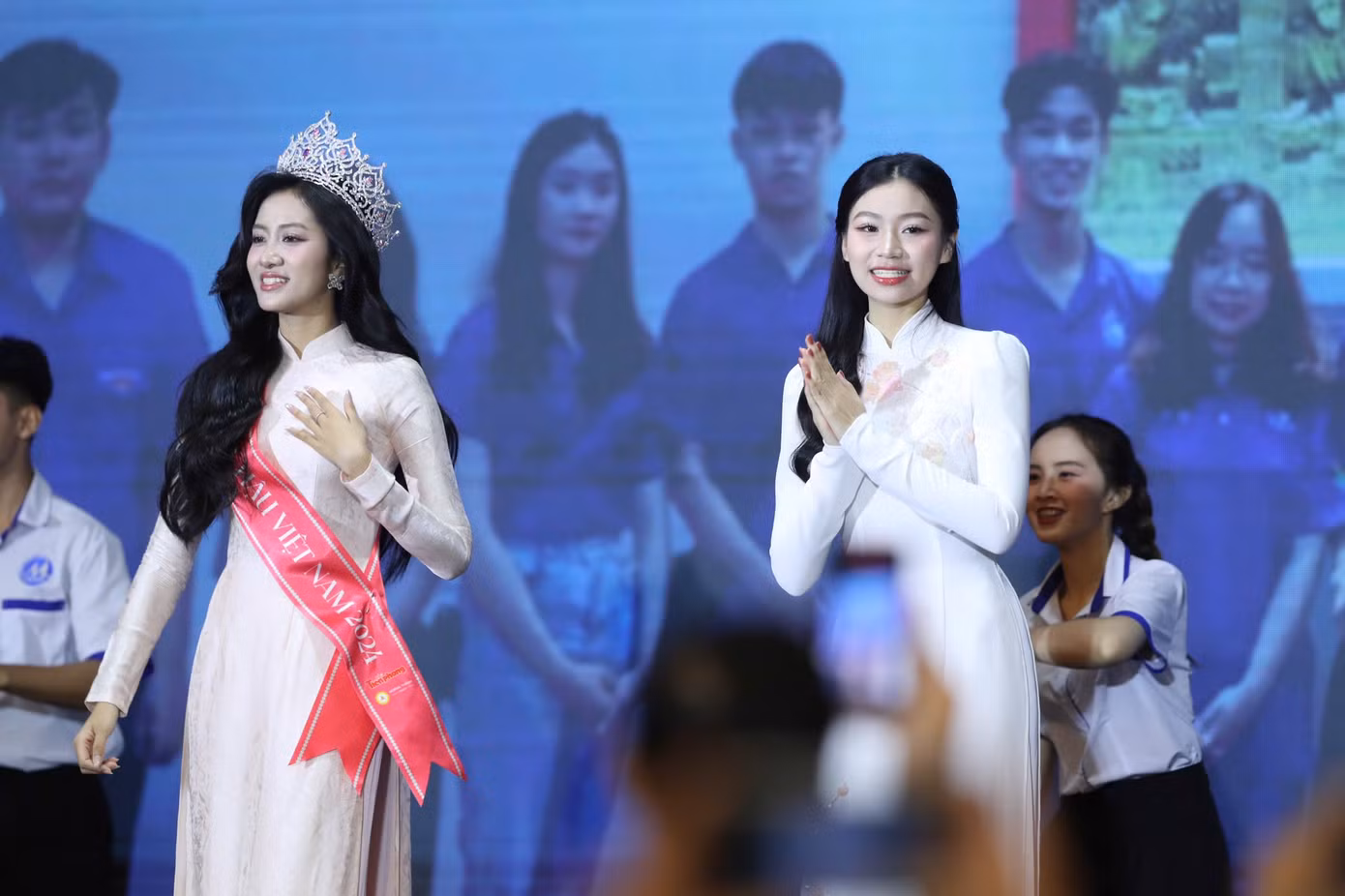 Huyền Cơ nói thêm danh hiệu Á khôi UFM và thành tích Top 15 Hoa hậu Việt Nam 2024 giúp cô thay đổi, năng động và tự tin gặp gỡ nhiều người hơn, đồng thời cải thiện kỹ năng giao tiếp.